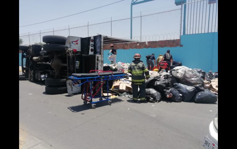 La volcadura ocurrió en la colonia El Refugio, en el municipio de San Pedro Tlaquepaque. ESPECIAL