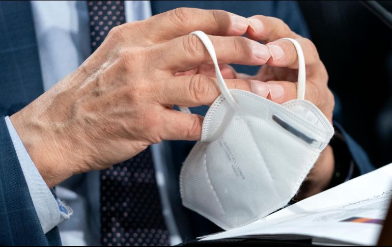 Autoridades mexiquenses reconocen que el uso del cubrebocas ha contribuido a cortar la cadena de transmisión de otros virus. AP/J. Martin