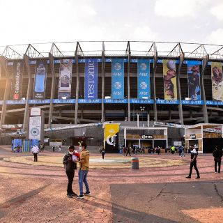 ¡Deténganlo! Venden playeras afuera del Estadio Azteca y se las vuela el aire