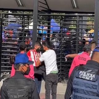 Piden a aficionado de Chivas que se quite la playera en el Azteca (VIDEO)