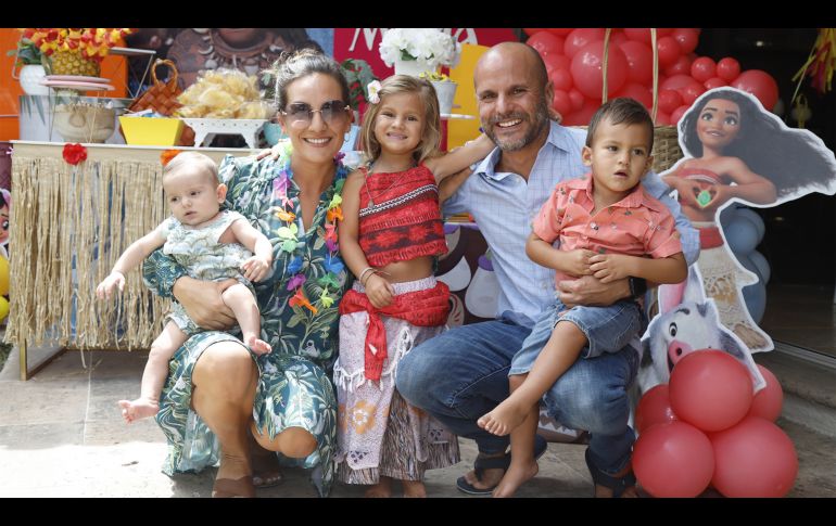 Carlos Navarro, Karla Sáenz y María. GENTE BIEN JALISCO/Claudio Jimeno