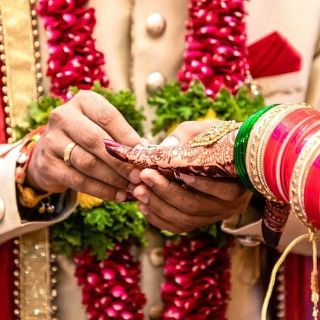 La pareja en India que demandó a su hijo por no darle nietos