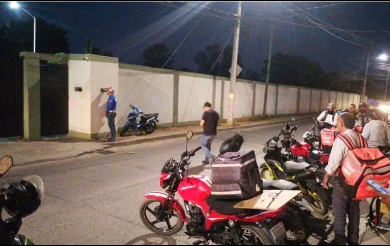 Un grupo de repartidores se manifestó en el exterior del cuartel en contra de lo que calificaron como un robo. SUN/ESPECIAL