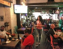 El Clásico Tapatío se respira dentro y fuera de los bares, pero la rivalidad se queda en la cancha. EL INFORMADOR / A. Camacho