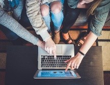 Una conversación abierta con tu hijo ayudará en esta decisión / Photo by John Schnobrich on Unsplash