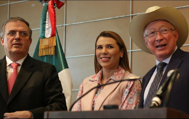 El canciller mexicano, Marcelo Ebrard, comparece ante la prensa en Tijuana acompañado del embajador estadounidense en México, Ken Salazar. EFE/J. Terriquez