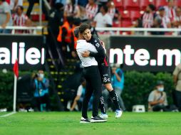 Diego Cocca celebra con Jeremy Márquez. 