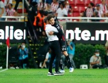 Diego Cocca celebra con Jeremy Márquez. 