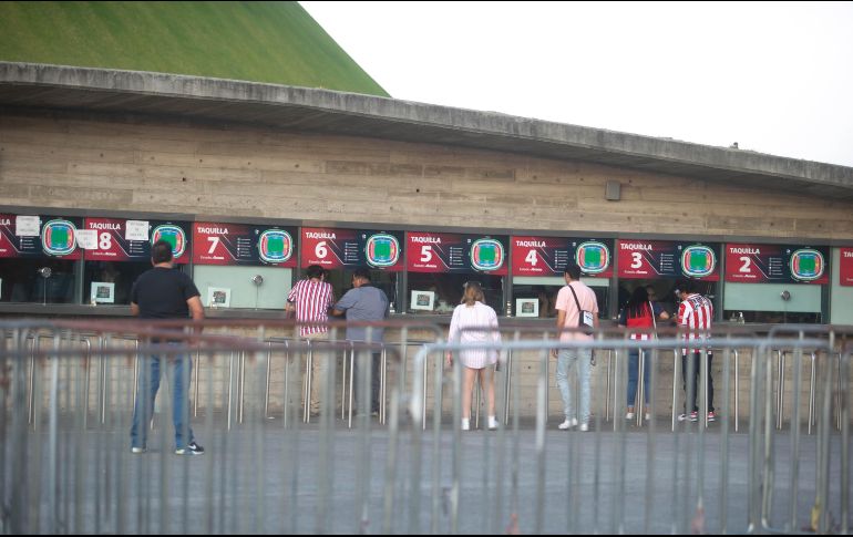 la Policía de Zapopan informó que 11 hombres fueron detenidos por distintas faltas tras el encuentro entre Chivas vs Atlas. EL INFORMADOR / G. GALLO