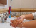 La Organización Panamericana de la Salud (OPS) recomienda mantener medidas básicas de higiene, como el lavado de manos. EFE / ARCHIVO