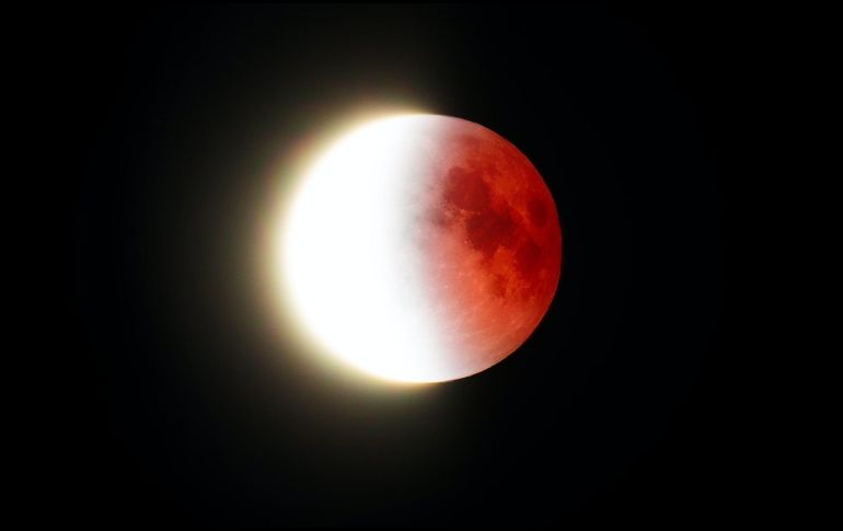 Los días 15 y 16 de mayo habrá eclipse lunar. ESPECIAL/Photo by Paul Gilmore on Unsplash.