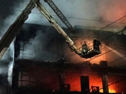 Se desconocen las causas del incendio; algunas personas saltaron por las ventanas para salvarse. AP/D. Joshi