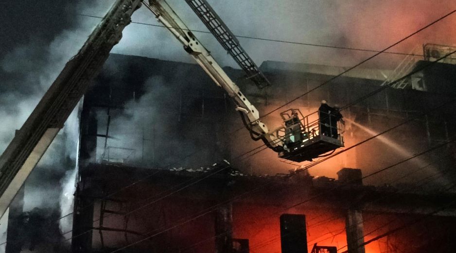 Se desconocen las causas del incendio; algunas personas saltaron por las ventanas para salvarse. AP/D. Joshi