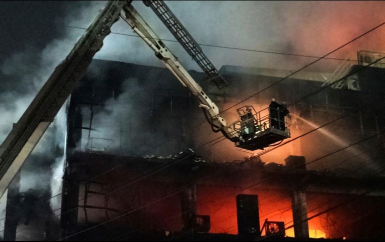 Se desconocen las causas del incendio; algunas personas saltaron por las ventanas para salvarse. AP/D. Joshi