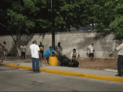 El toro estaba tranquilo y no lastimo a nadie, posteriormente fue lazado y capturado, para llevárselo al propietario. ESPECIAL/sun