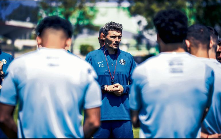 Fernando Ortiz. El entrenador interino levantó el vuelo de las Águilas en el actual torneo. TWITTER/@clubamerica