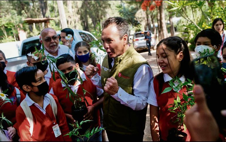 El alcalde de Guadalajara, Pablo Lemus, con estudiantes que adoptaron árboles. EL INFORMADOR/ G.Gallo