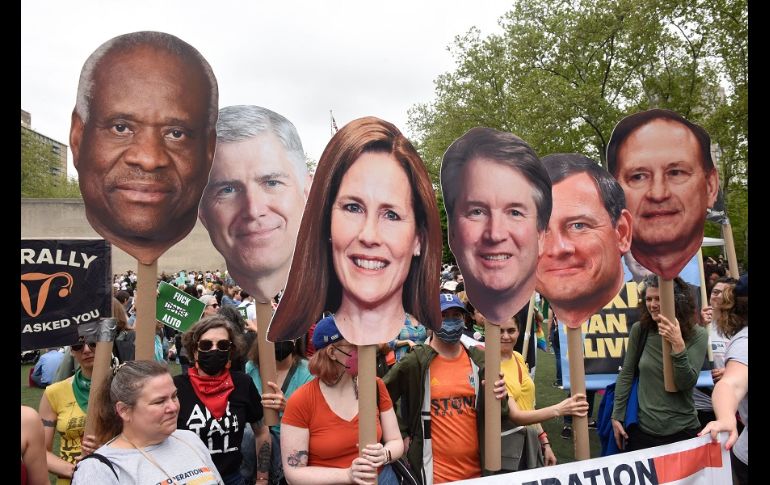 En la multitud, los manifestantes sostenían carteles rosa que decían 
