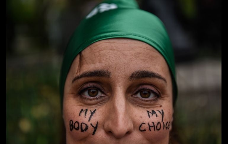 En la multitud, los manifestantes sostenían carteles rosa que decían 