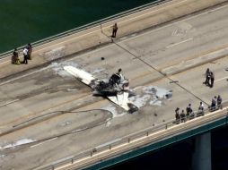 Un video difundido por un dron en las redes sociales muestra la avioneta estrellada en el puente de Haulover Inlet y una camioneta SUV dañada en las inmediaciones. AP