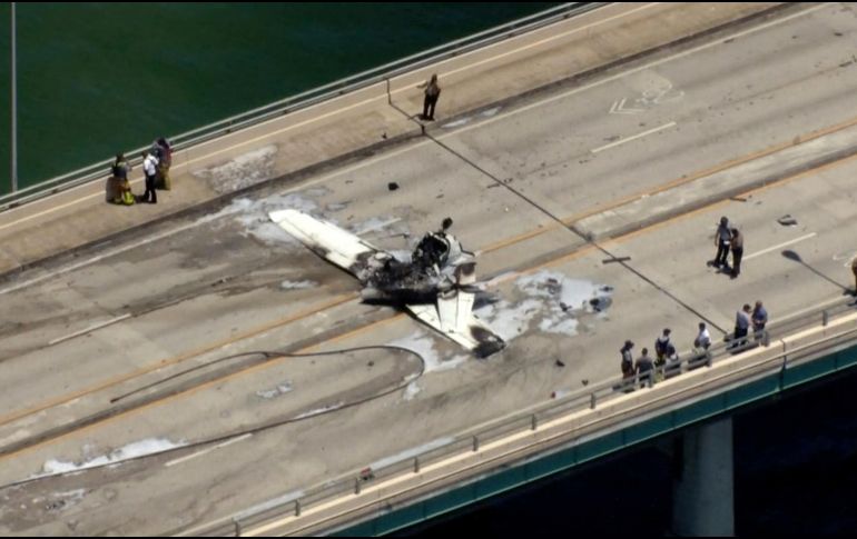 Un video difundido por un dron en las redes sociales muestra la avioneta estrellada en el puente de Haulover Inlet y una camioneta SUV dañada en las inmediaciones. AP