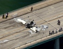 Un video difundido por un dron en las redes sociales muestra la avioneta estrellada en el puente de Haulover Inlet y una camioneta SUV dañada en las inmediaciones. AP