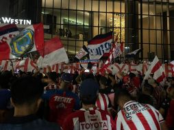 Acompañados de banderas, playeras, trompetas y tambores, personas de todas las edades llegaron para unirse en esta fiesta. EL INFORMADOR/P. GALLARDO