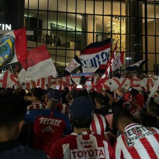 ¡No serán solo once! Con serenata, afición rojiblanca acompaña a su equipo