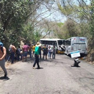 Choque frontal de camiones deja 30 heridos en Nayarit