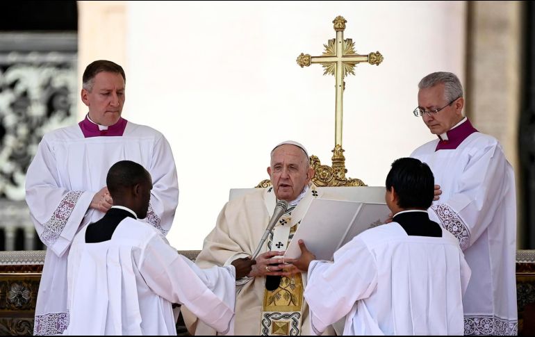 Al finalizar la ceremonia, el Papa Francisco realizó un recorrido por la Plaza San Pedro en el papamóvil. EFE / R. Antimiani