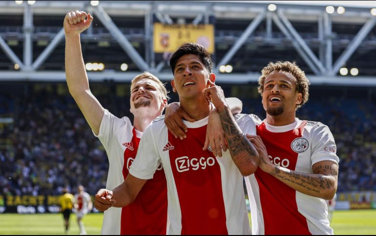 El Ajax finalizó la temporada en la cima con 83 puntos y con el espíritu goleador de Edson Álvarez. EFE / M. Van Steen