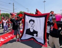 Un grupo de aficionados a los Zorros se reunió para salir juntos con rumbo al inmueble, y entre sus cánticos y banderas destacó una con el rostro de su nuevo ídolo. EL INFORMADOR/D. REOS