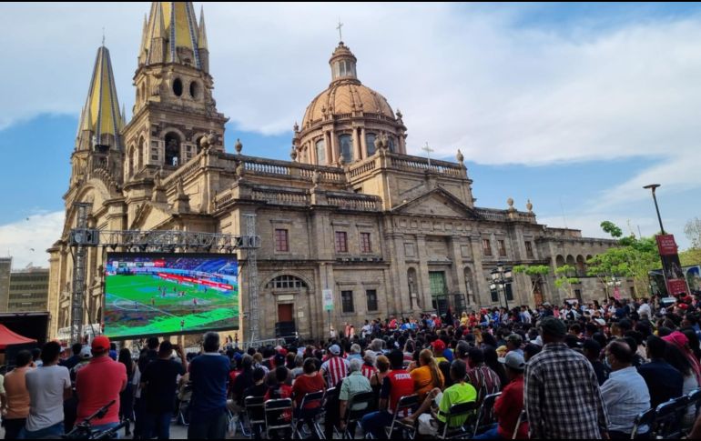 Atlas vs Chivas: Familias disfrutan del clásico en la pantalla del centro de Guadalajara