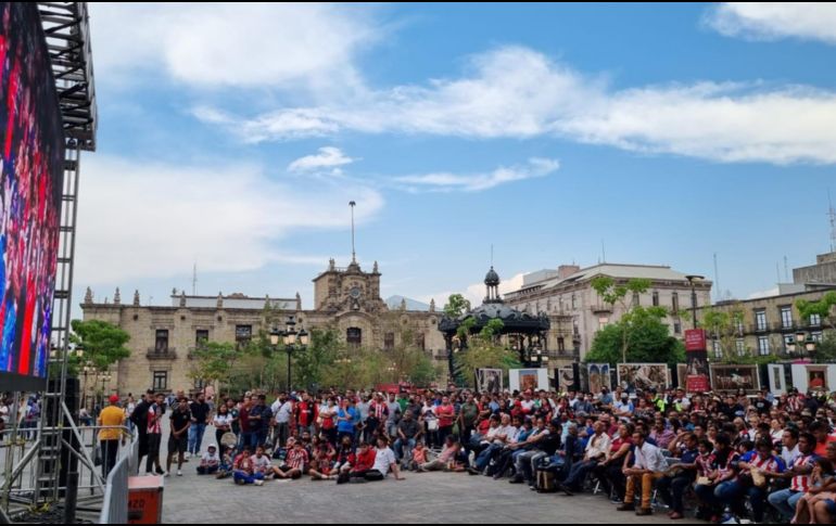Cientos de personas de todas las edades acudieron a la Plaza de Armas para ver el Clásico Tapatío y apoyar a su equipo. EL INFORMADOR / E. Granados