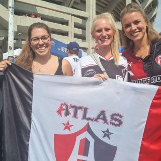 Disfrutan en familia, amigos y hasta solos, del Clásico Tapatío