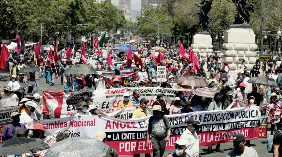 Integrantes de la CNTE y de otras organizaciones marcharon ayer 15 de mayo para pedir mejoras salariales, en el marco del Día del maestro. EL UNIVERSAL