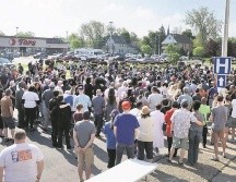 Cientos de personas se reunieron en el lugar del ataque en apoyo a las víctimas. AFP