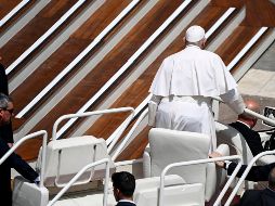 No es la primera vez que el Pontífice argentino bromea y hace alarde de buen humor con las personas que lo saludan durante la audiencia general. EFE / ARCHIVO
