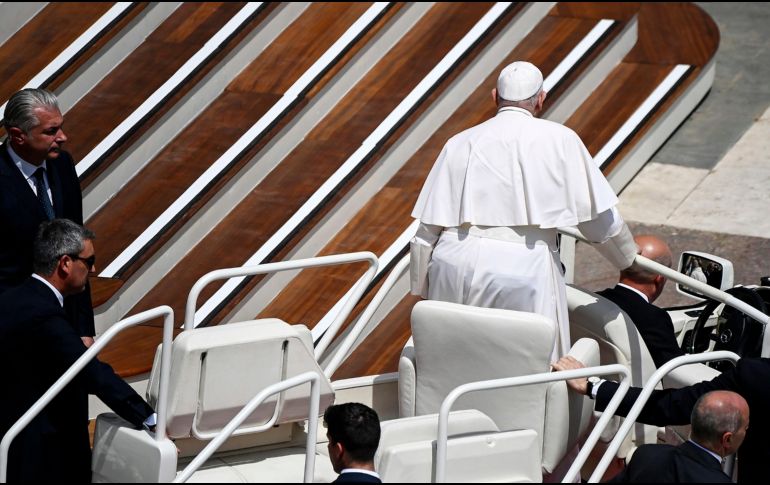 No es la primera vez que el Pontífice argentino bromea y hace alarde de buen humor con las personas que lo saludan durante la audiencia general. EFE / ARCHIVO