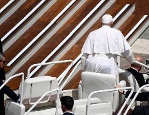 No es la primera vez que el Pontífice argentino bromea y hace alarde de buen humor con las personas que lo saludan durante la audiencia general. EFE / ARCHIVO