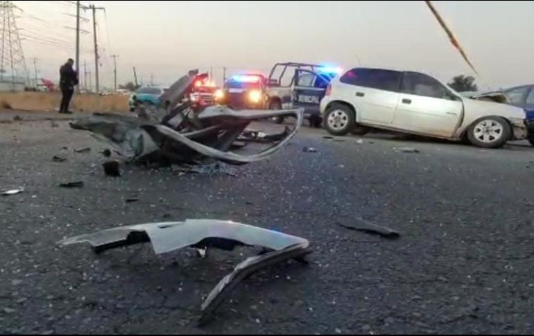 Policías locales señalaron que en el coche en el que viajaba la víctima había latas de bebidas embriagantes. ESPECIAL /