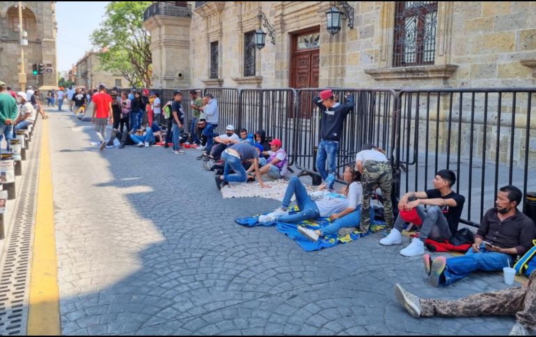 Desde el 5 de mayo, los pepenadores mantienen un plantón en la Plaza de Armas, mediante el cual piden la reapertura del basurero de Los Laureles, entre otras cosas. EL INFORMADOR / ARCHIVO