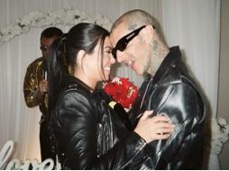 En abril pasado ambos hicieron una pequeña ceremonia en Las Vegas compartiendo sus votos, pero este domingo todo fue muy casual y muy pequeño. INSTAGRAM / kourtneykardash