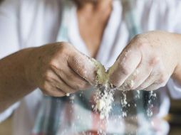Los expertos reiteran la importancia de lavarse las manos antes de manipular alimentos. GETTY IMAGES
