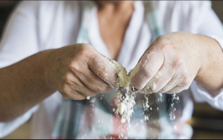 Los expertos reiteran la importancia de lavarse las manos antes de manipular alimentos. GETTY IMAGES