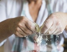 Los expertos reiteran la importancia de lavarse las manos antes de manipular alimentos. GETTY IMAGES