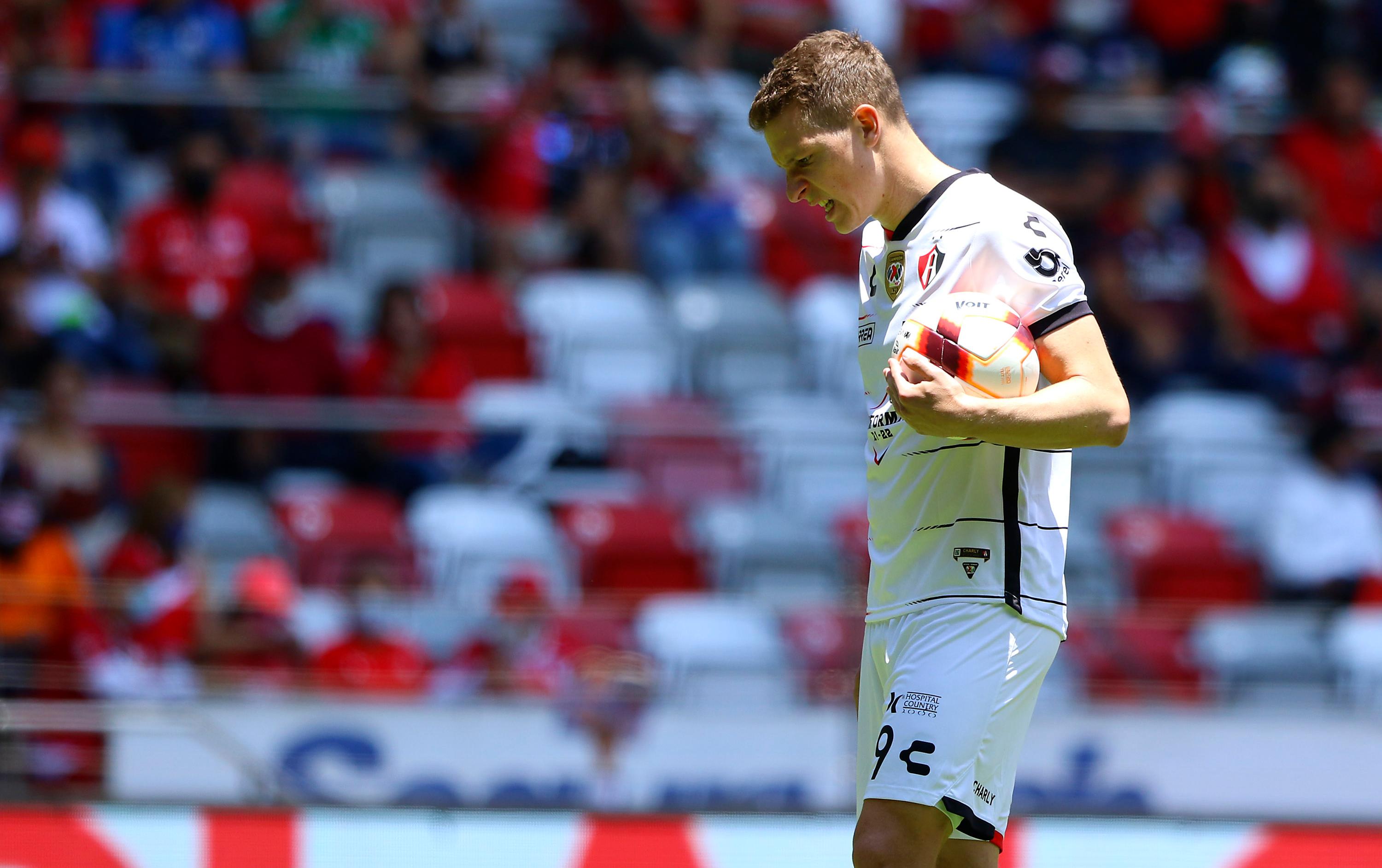 Su calidad, su olfato goleador, su entrega en la cancha están fuera de toda discusión, sin embargo, Julio Furch, reconocie que hoy en día vive un momento complicado en el tema físico. IMAGO7