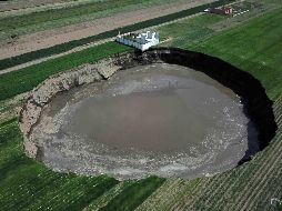 El socavón crecía y al mismo tiempo se reducían las esperanzas de la familia por salvar su casa, por lo que solo les dio tiempo de rescatar algunas pertenencias personales. SUN / ARCHIVO