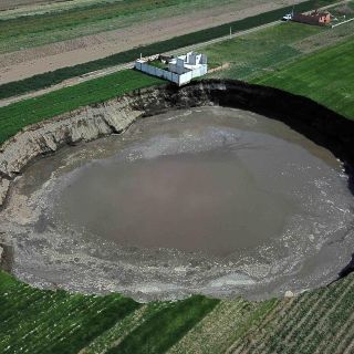 ¿Recuerdas la casa? Familia afectada por el socavón de Puebla recibe nueva vivienda