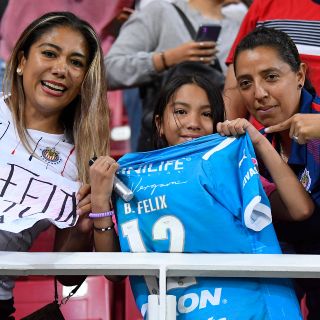 ¡Con ellas no! Guardia de seguridad quiso impedir que Blanca Félix fuera con la afición